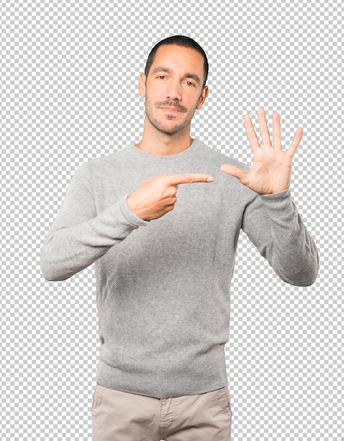 Giovane che fa un gesto numero cinque