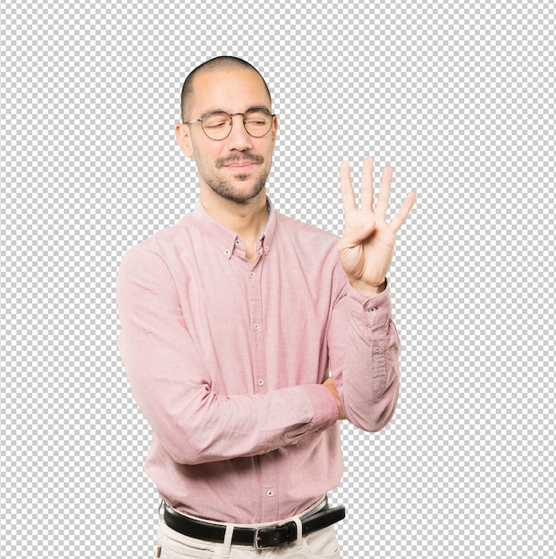 Giovane che fa un gesto numero quattro