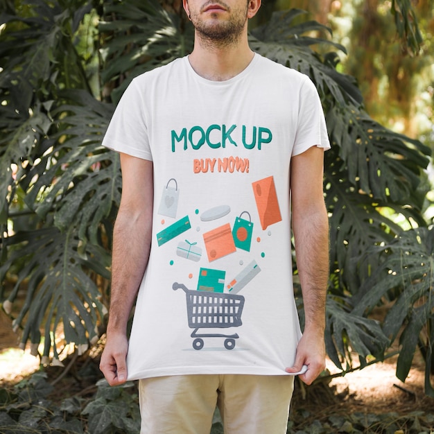 Giovane che indossa t shirt mockup