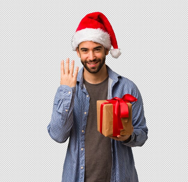 Giovane che porta il cappello della Santa che mostra numero quattro