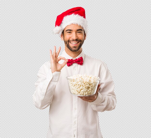 Giovane che porta un cappello del Babbo Natale il giorno di Natale