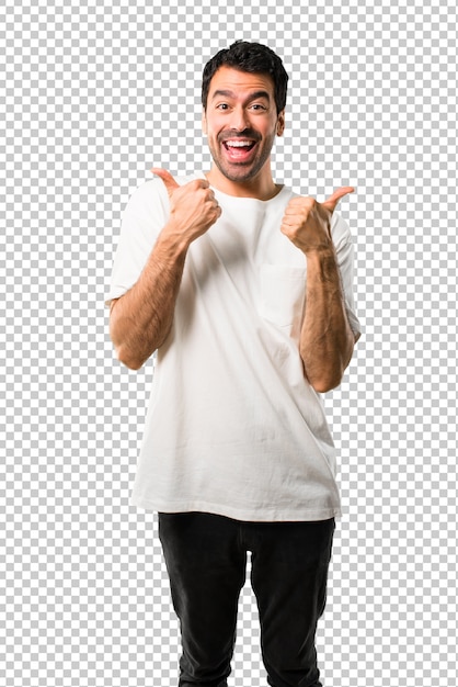 Giovane con la camicia bianca dando un pollice in alto gesto con entrambe le mani e sorridente