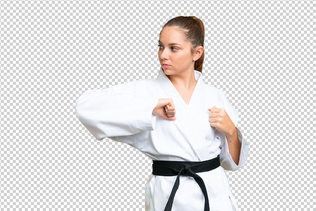 Giovane donna bionda su uno sfondo isolato di chroma key che fa karate