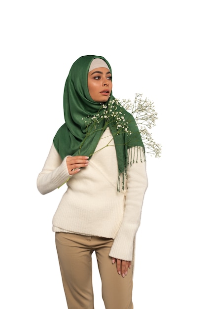 Giovane donna con l'hijab isolata