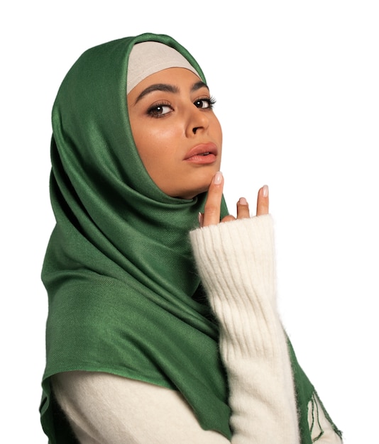 Giovane donna con l'hijab isolata