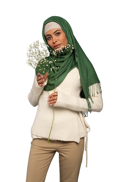 Giovane donna con l'hijab isolata