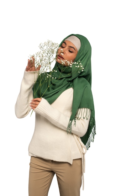 Giovane donna con l'hijab isolata