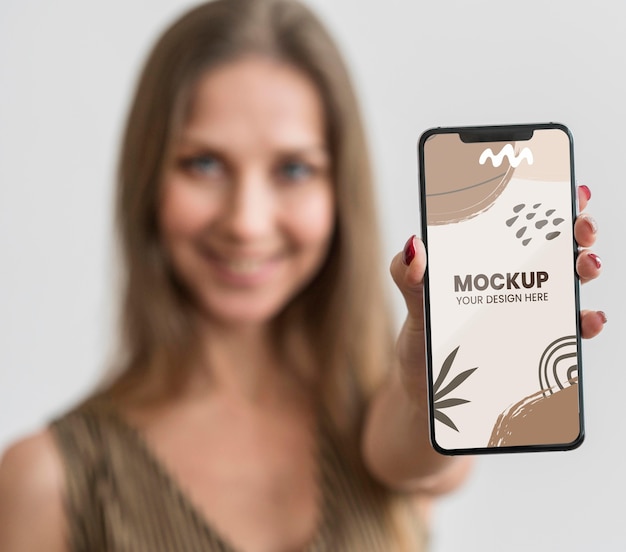 Giovane donna in possesso di uno smartphone mock-up