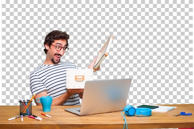 Giovane grafico pazzo su una scrivania con un computer portatile e con una scatola d&#39;epoca