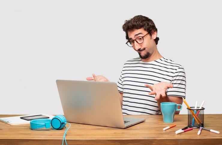 PSD giovane graphic designer barbuto con un laptop dall&#39;aspetto bizzarro e confuso