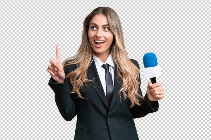 PSD giovane presentatore televisivo piuttosto uruguaiano su sfondo isolato pensando a un'idea che punta il dito verso l'alto