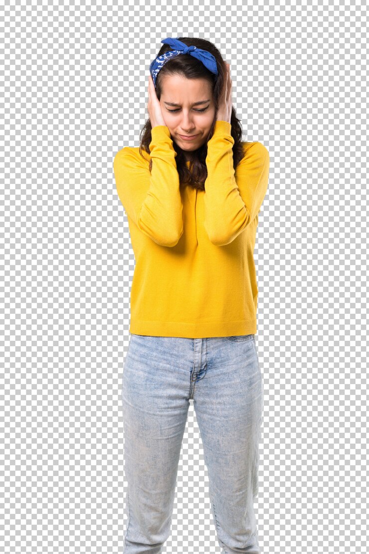 PSD giovane ragazza con maglione giallo e blu bandana sulla sua testa che copre entrambe le orecchie con le mani