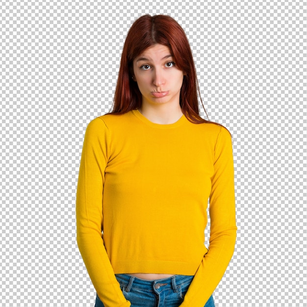 Giovane ragazza rossa con maglione giallo con espressione triste e depresso. Gesto serio