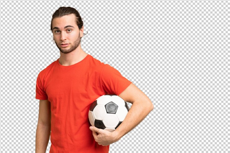 PSD giovane uomo bello isolato su sfondo verde croma con pallone da calcio