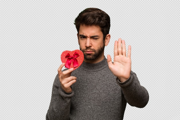 Giovane uomo festeggia il giorno di San Valentino