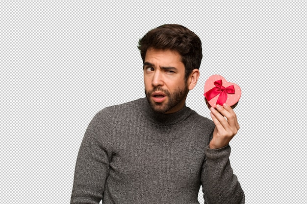 Giovane uomo festeggia il giorno di San Valentino