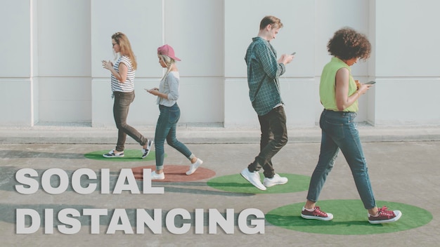 Giovani adulti che utilizzano gli smartphone mentre camminano all'aperto