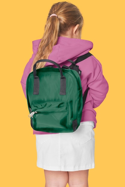 Girl39s grüne Schultasche-Mockup-PSD im Studio