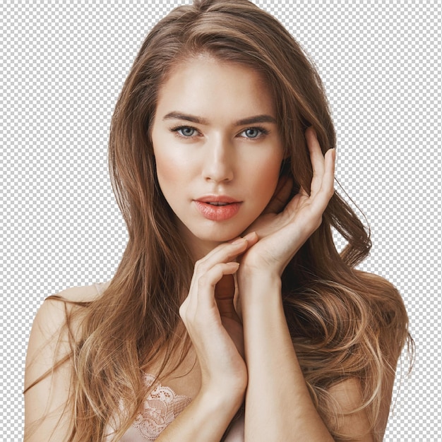 Glamour femme touchant le visage et regardant la caméra