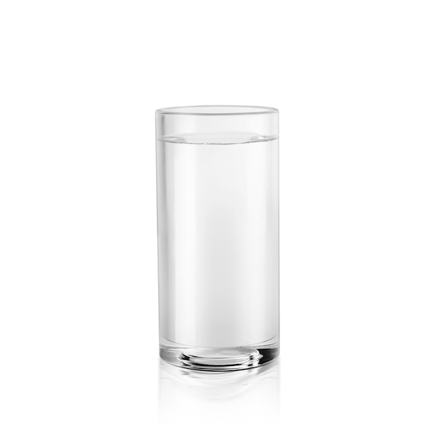 Glas mit durchsichtigem Hintergrund mit ruhigem Wasser