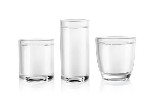 Glas mit durchsichtigem Hintergrund mit ruhigem Wasser