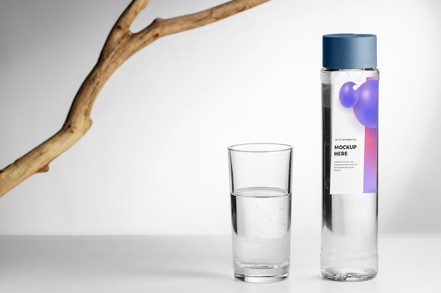 PSD glasflasche mit tag-mockup-design