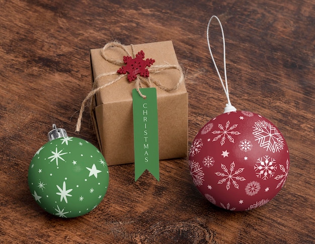 Globos de natal de alto ângulo e presente