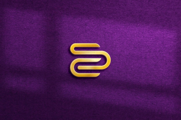 Gold-logo-modell auf farbigem hintergrund mit schatten