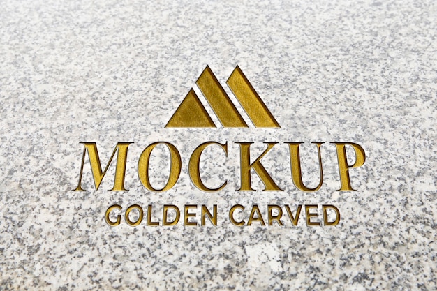 Goldener Text auf Steinmodell