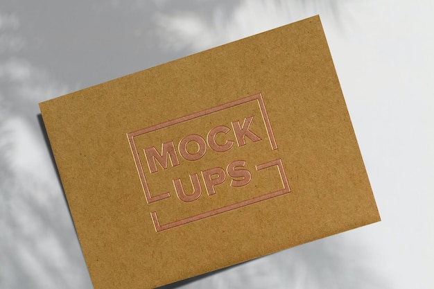 Goldenes Logo-Mockup auf braunem Kartonpapier geprägt