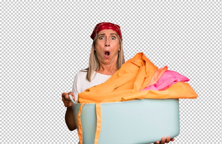 PSD governanta de mulher bonita sênior de cabelos grisalhos com roupa lavada