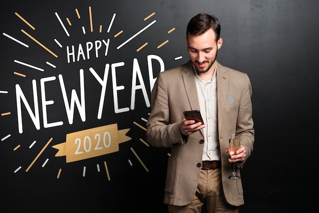 PSD gradiente feliz año nuevo 2020 fondo y hombre en traje