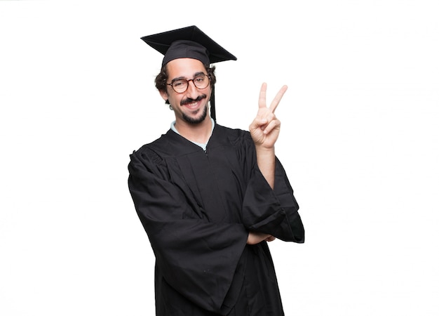 PSD graduado barbudo hombre sonriendo y mirando satisfecho y feliz