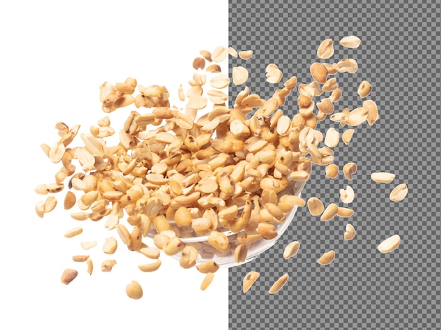 Grain d'arachide rôti tombe, vomit dans un bol de verre, grain de noix de noix rôti flotte, explose, nuage abstrait vole, grains d'arachides rôtis éclaboussent dans l'air, fond blanc, obturateur à grande vitesse isolé.