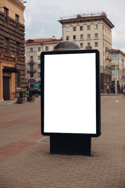 Una gran cartelera con información interesante y publicidad instalada a lo largo de una calle ancha en el centro de la ciudad.