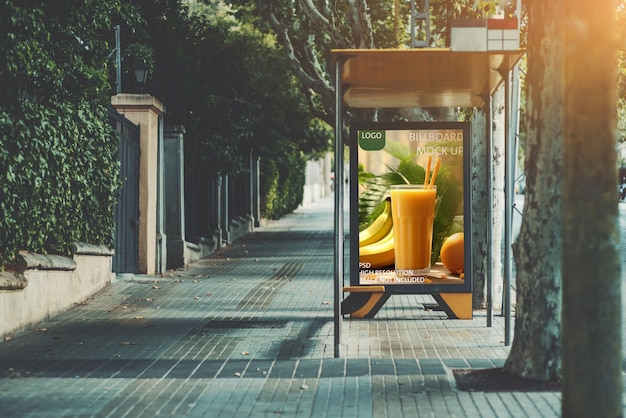 Un gran diseño de maqueta de cartel en blanco o plantilla de iluminación publicitaria para carteles al aire libre