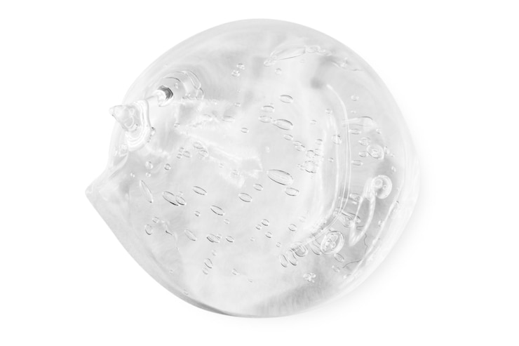 PSD una gran mancha o gota de un suero de gel transparente sobre un fondo transparente vacío