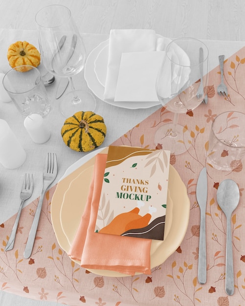 PSD grand angle d'arrangement de table de dîner de thanksgiving avec des couverts