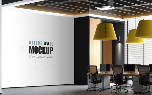 Grand espace de travail avec maquette de mur jaune