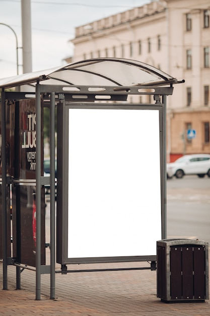 PSD un grand panneau d'affichage avec des informations intéressantes et de la publicité installé le long d'une large rue du centre-ville