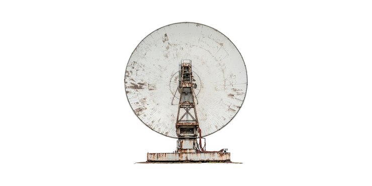 PSD grande antenna satellitare antica con struttura metallica isolata su uno sfondo trasparente
