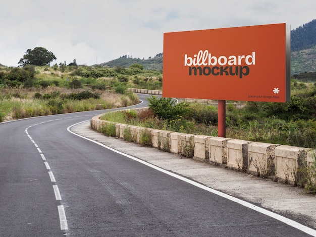 Grande modelo de outdoor ao lado da estrada