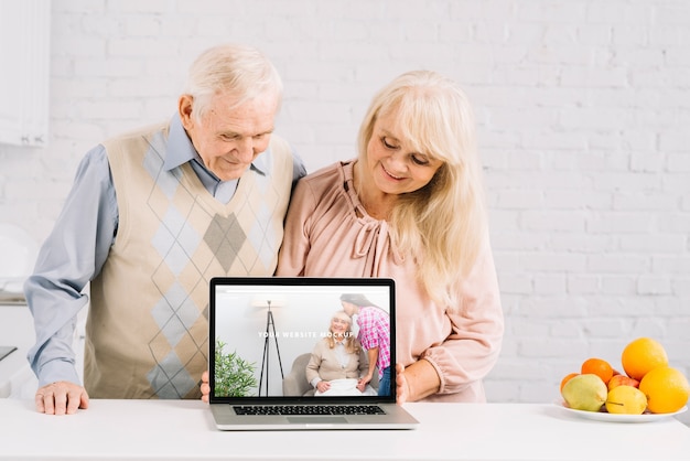 PSD les grands-parents derrière la maquette d'un ordinateur portable