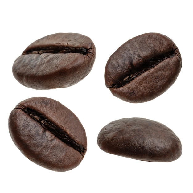 Granos de café aislados sobre un fondo blanco