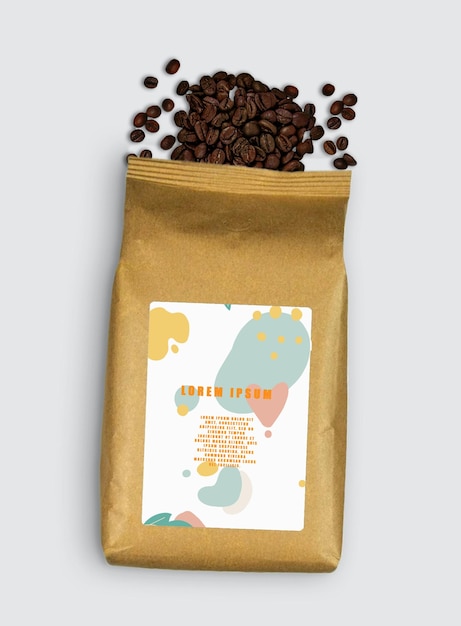 Granos de café tostados en una bolsa