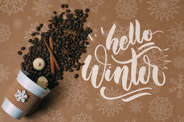 Grãos de café em um copo com saudação de inverno Olá