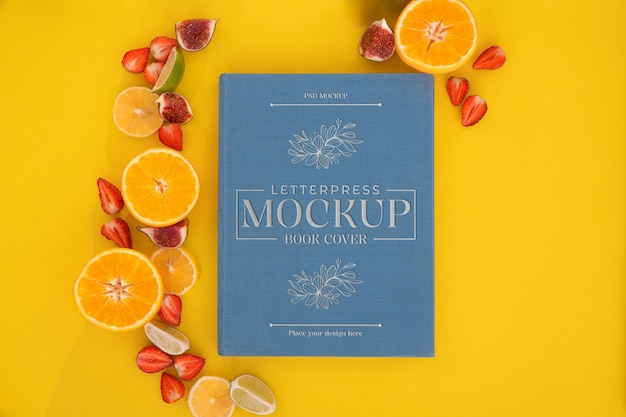 Graviertes Buch und frisches Essen