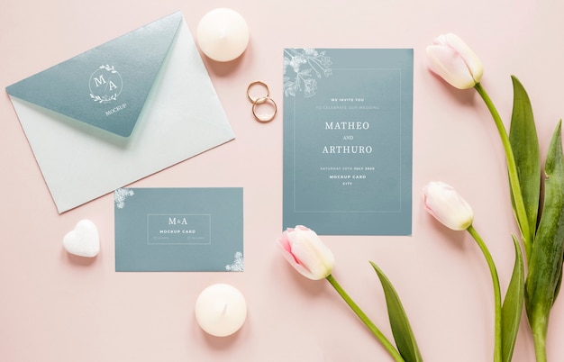 Gros plan de cartes de mariage avec tulipes et anneaux