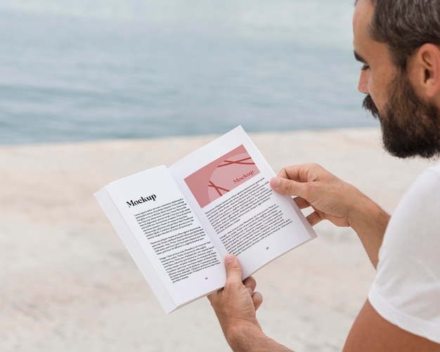 Gros plan homme sur livre de lecture de rue