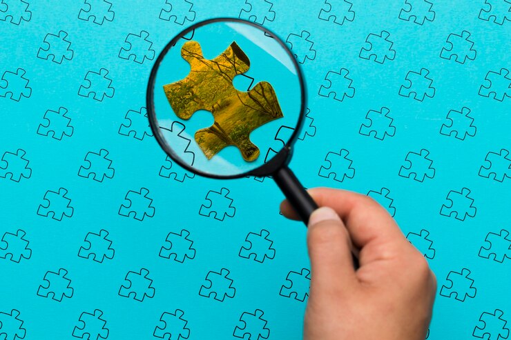 PSD gros plan homme regardant un morceau de puzzle